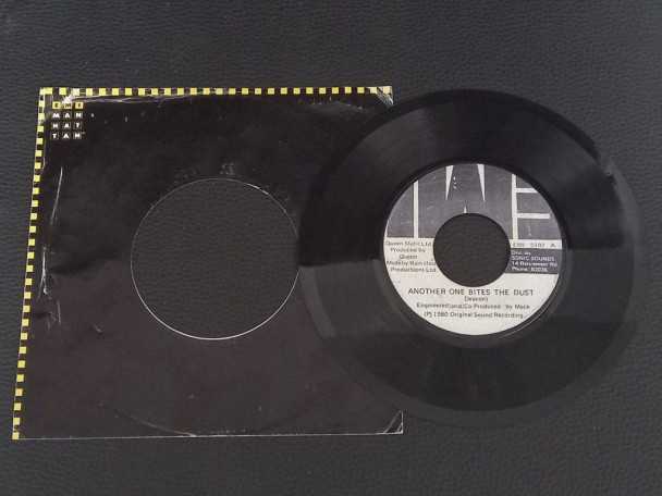 7" Vinyl single Queen Another one bites the dust (Jamaica) Black labels | Buy